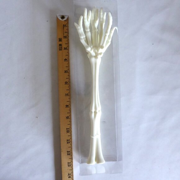 NEW 13” HALLOWEEN PLASTIC SKELETON ARM HANDS SERVING UTENSILS TONG SET - Picture 2 of 8